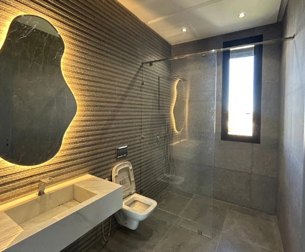 Villa de luxe à vendre à Marrakech avec piscine et jardin paysager Propriété haut de gamme à Marrakech située dans le quartier Agdal Maison contemporaine à Marrakech avec finitions haut de gamme Immobilier de prestige à Marrakech – Villa moderne avec 5 chambres Vue sur Marrakech depuis une villa de luxe avec piscine Cuisine équipée dans une villa à vendre à Marrakech Salon lumineux dans une propriété haut de gamme à Marrakech Immobilier Marrakech : villa avec jardin, garage et piscine chauffée Suite parentale dans une villa à Marrakech avec salle de bain privative Architecture moderne d’une villa à Marrakech – Quartier Agdal