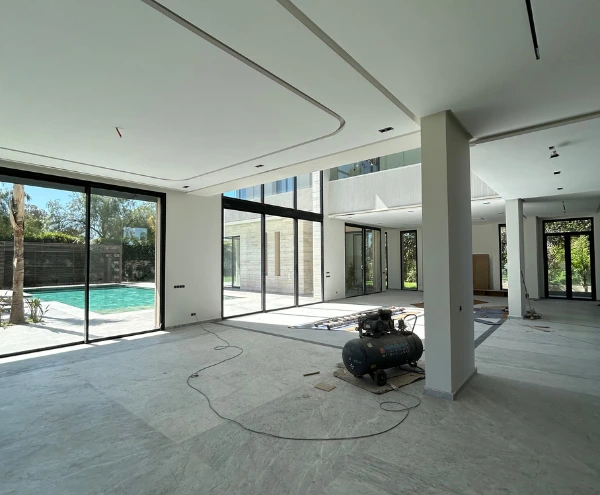 Villa de luxe à vendre à Marrakech avec piscine et jardin paysager Propriété haut de gamme à Marrakech située dans le quartier Agdal Maison contemporaine à Marrakech avec finitions haut de gamme Immobilier de prestige à Marrakech – Villa moderne avec 5 chambres Vue sur Marrakech depuis une villa de luxe avec piscine Cuisine équipée dans une villa à vendre à Marrakech Salon lumineux dans une propriété haut de gamme à Marrakech Immobilier Marrakech : villa avec jardin, garage et piscine chauffée Suite parentale dans une villa à Marrakech avec salle de bain privative Architecture moderne d’une villa à Marrakech – Quartier Agdal